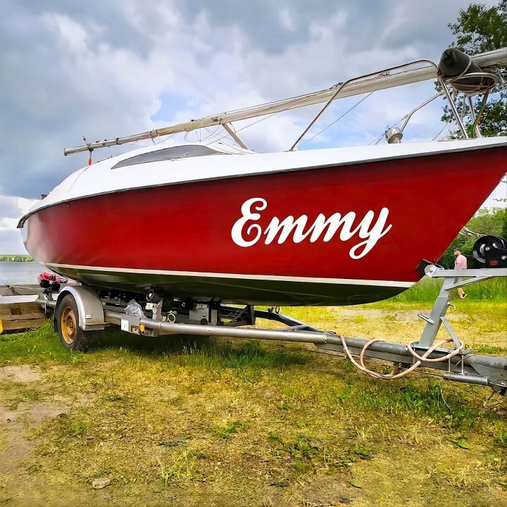 Paadi nimekleebis Emmy purjejahi näitel